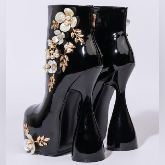 Azalea Wang 3-D Pearl & Gold Flower Black Vegan Patent Leather Chunky Pl… - Picture 3 of 5